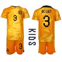 Otroški Nogometni dresi Nizozemska Matthijs de Ligt #3 Domači SP 2022 Kratek Rokav (+ Kratke hlače)